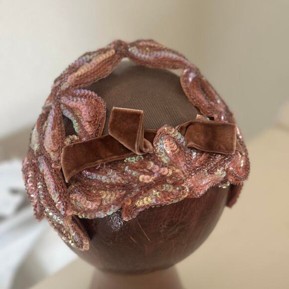 Norman Durand Original 1950s Iridescent Sequin Leaf Hat with Velvet Bow Detail - Picture 3 of 4